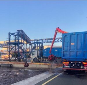Posizionamento dei due Camion Ragno alla radice del canale industriale in area Costieri D’Alesio